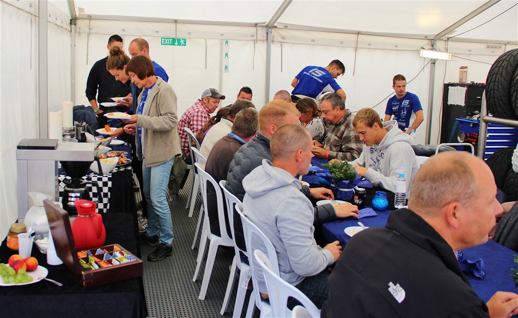 Der var næsten konstant gæster i teamteltet
(Foto: Mikkel C. Johansen Racing Promotion)